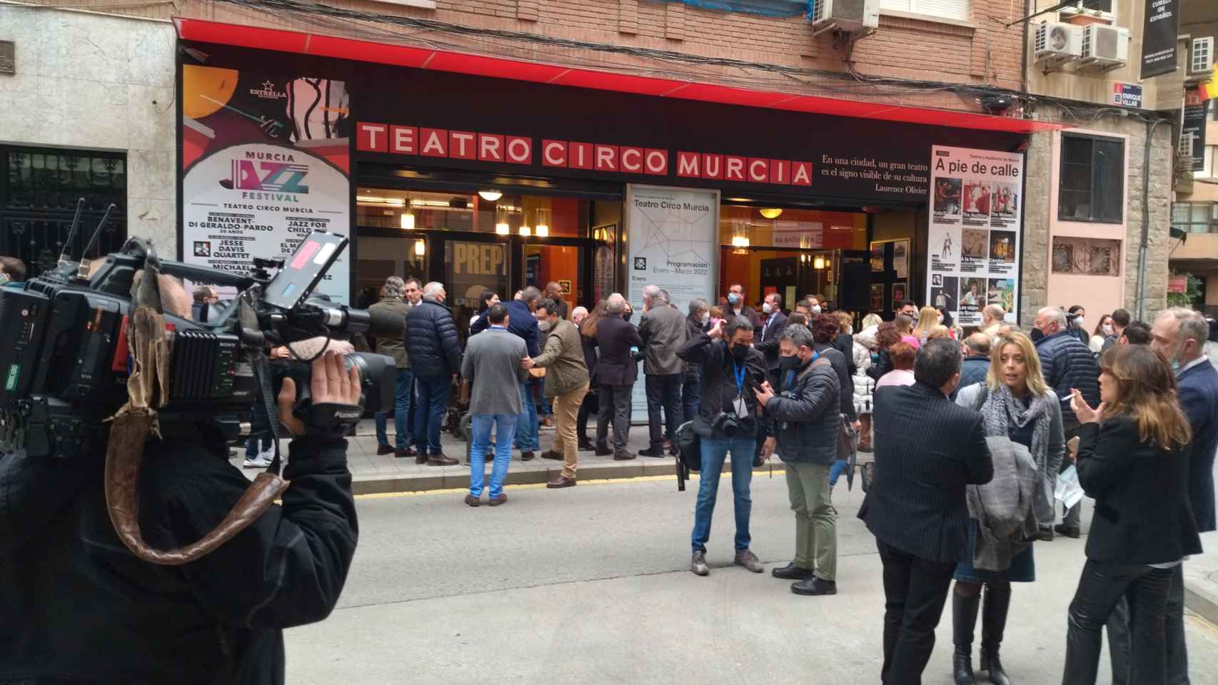 Una hora antes de la llegada de Feijóo a Murcia ya había militantes esperándole en la puerta del Teatro Circo.
