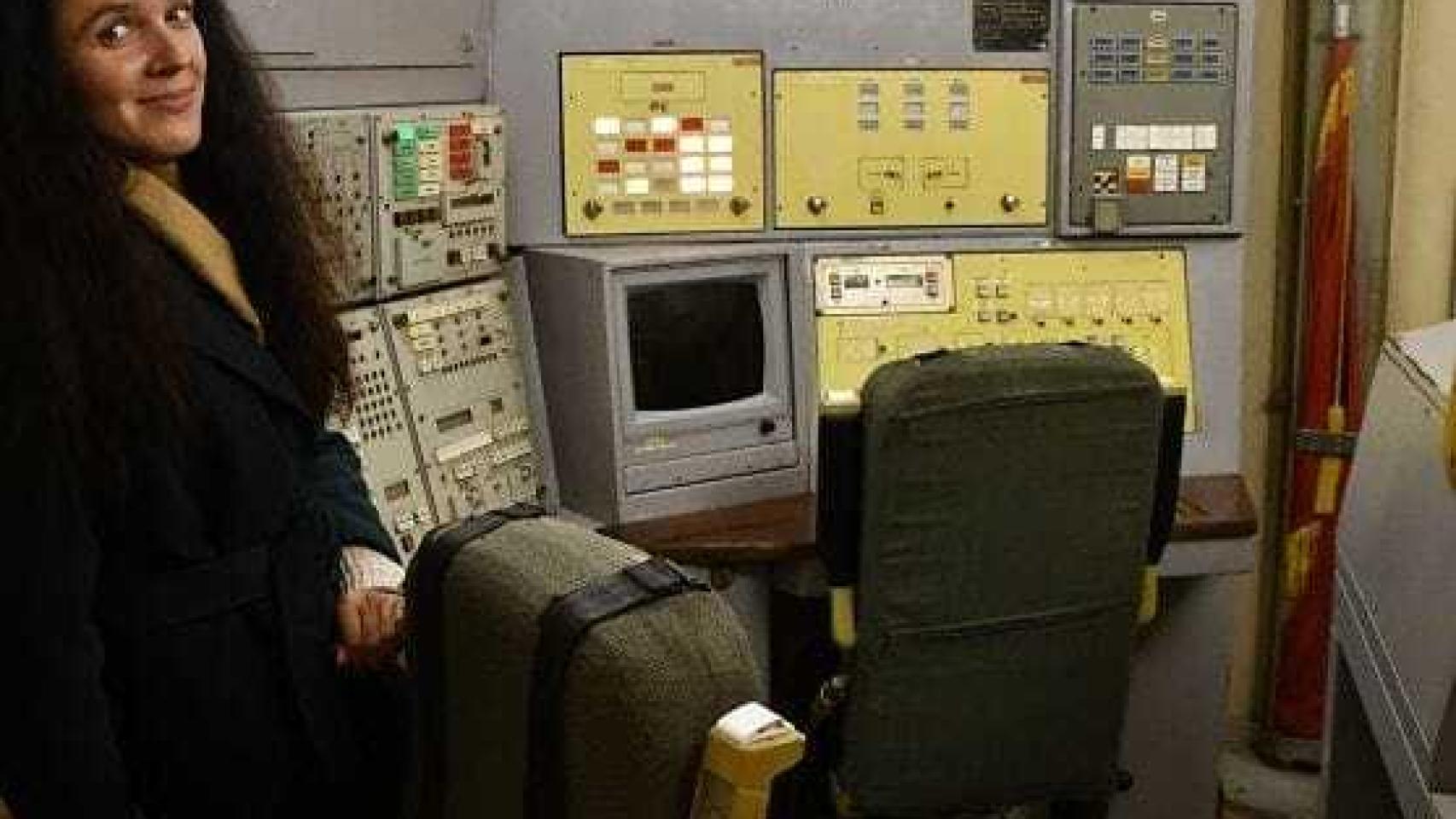 La guía ucraniana Elena Smerichevskaya, en la sala de mando del antiguo silo de misiles nucleares.