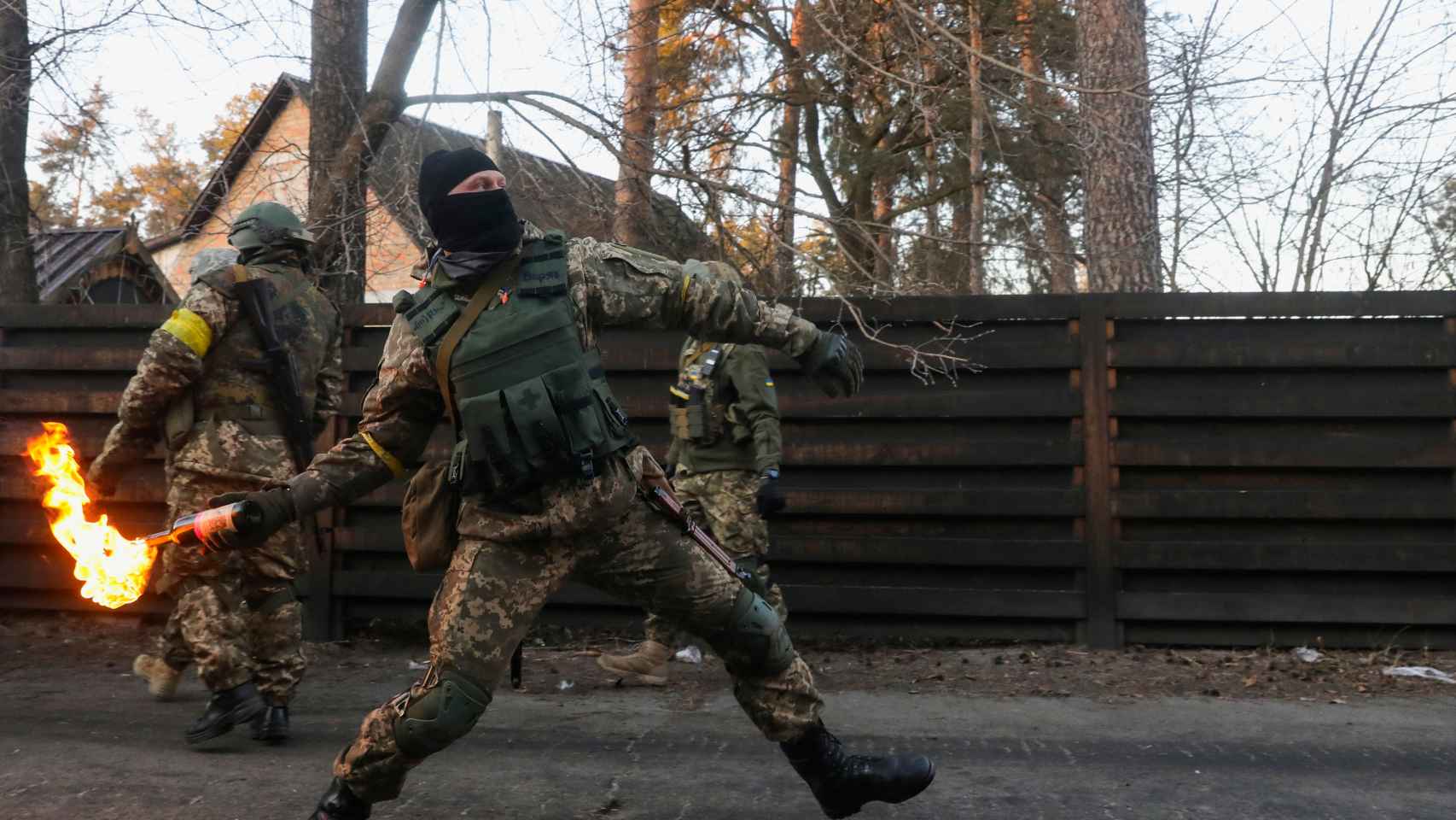 Un soldado ucraniano lanza un cóctel molotov en las afueras de Kiev.