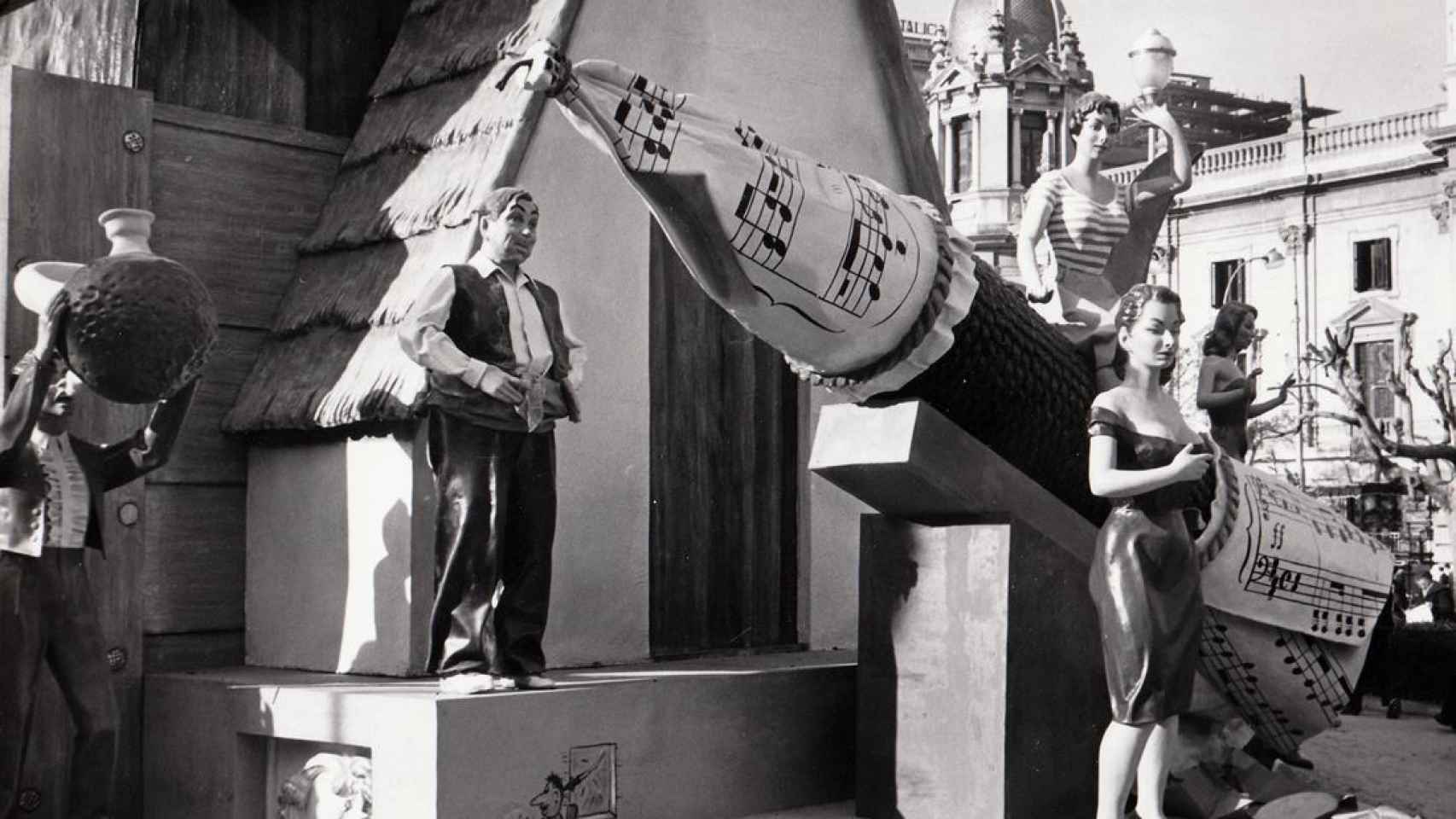 1960. Escena de la falla Plaza del Caudillo, obra del artista alicantino Ramón Marco.