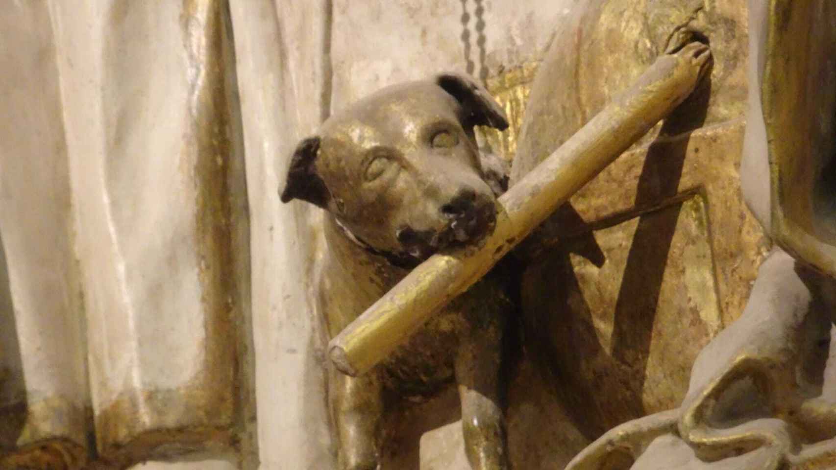Un perro con antorcha en la misma iglesia.
