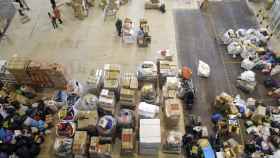 Vistas al almacén logístico con ayuda humanitaria en Alicante.