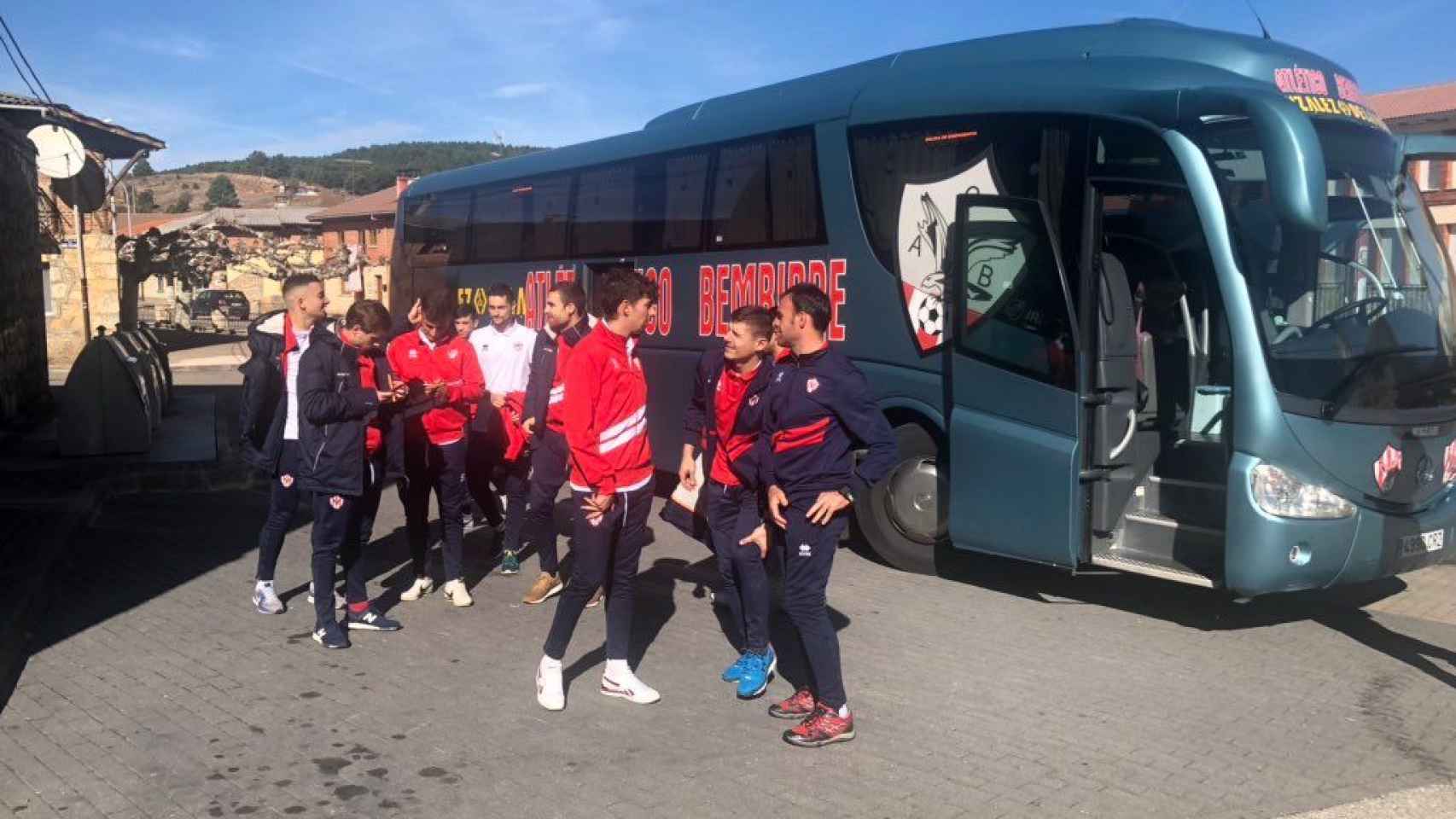 Jugadores del Atlético Bembibre junto al autobús de viaje