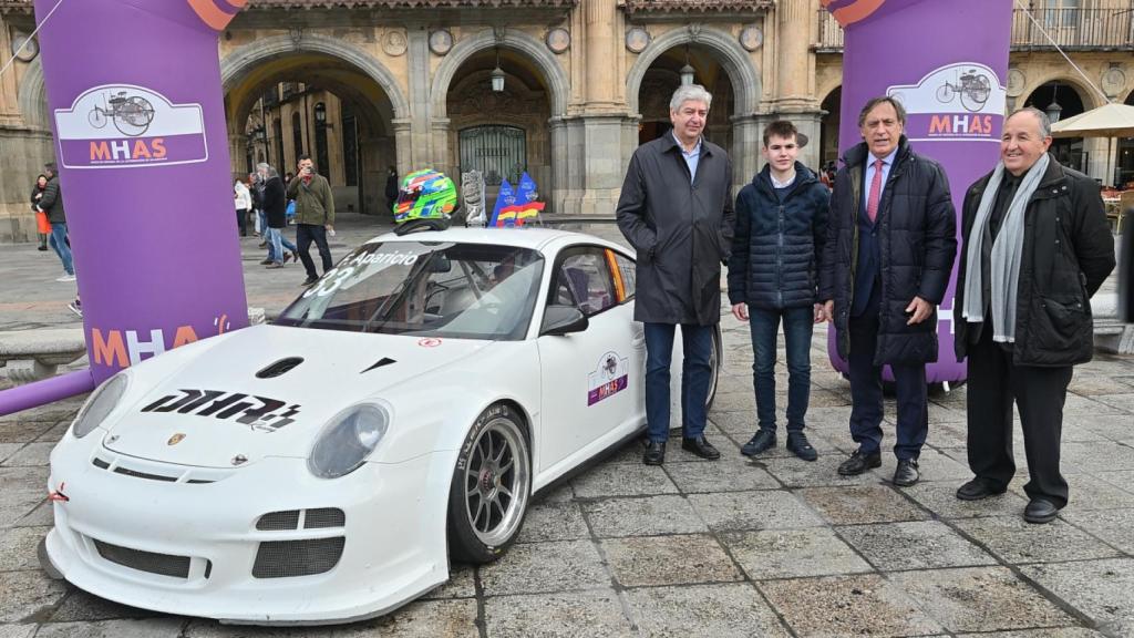 El piloto salmantino Félix Aparicio, junto al alcalde en la Plaza Mayor