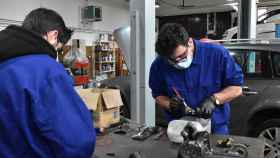 Centro de Formación Profesional Ocupacional del Ecyl de Zamora: mecánicos formándose en el taller de automoción