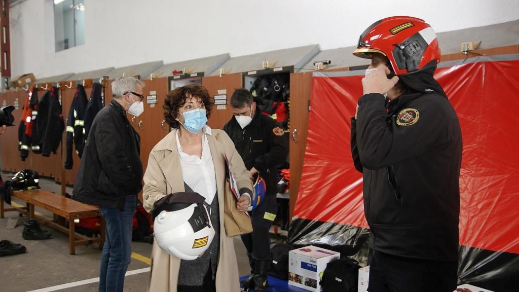 Concha Rosales entregando el material a los bomberos