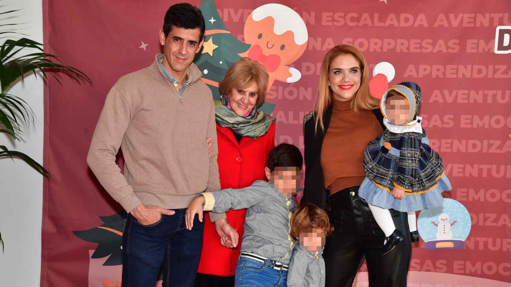 Beatriz Trapote y Víctor Janeiro junto a Carmen Bazán y sus hijos en una imagen de archivo.