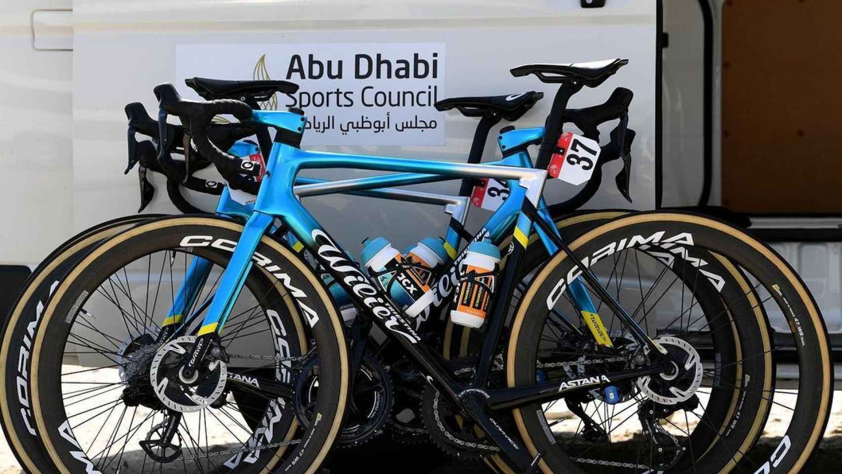 Bicicletas del equipo Astana preparadas para una carrera