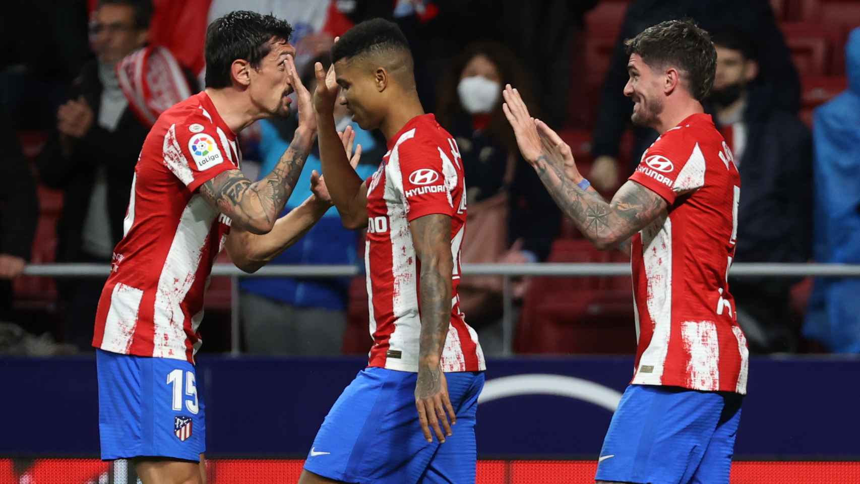 Stefan Savin, Reinildo y Rodrigo de Paul celebran un gol ante el Cádiz