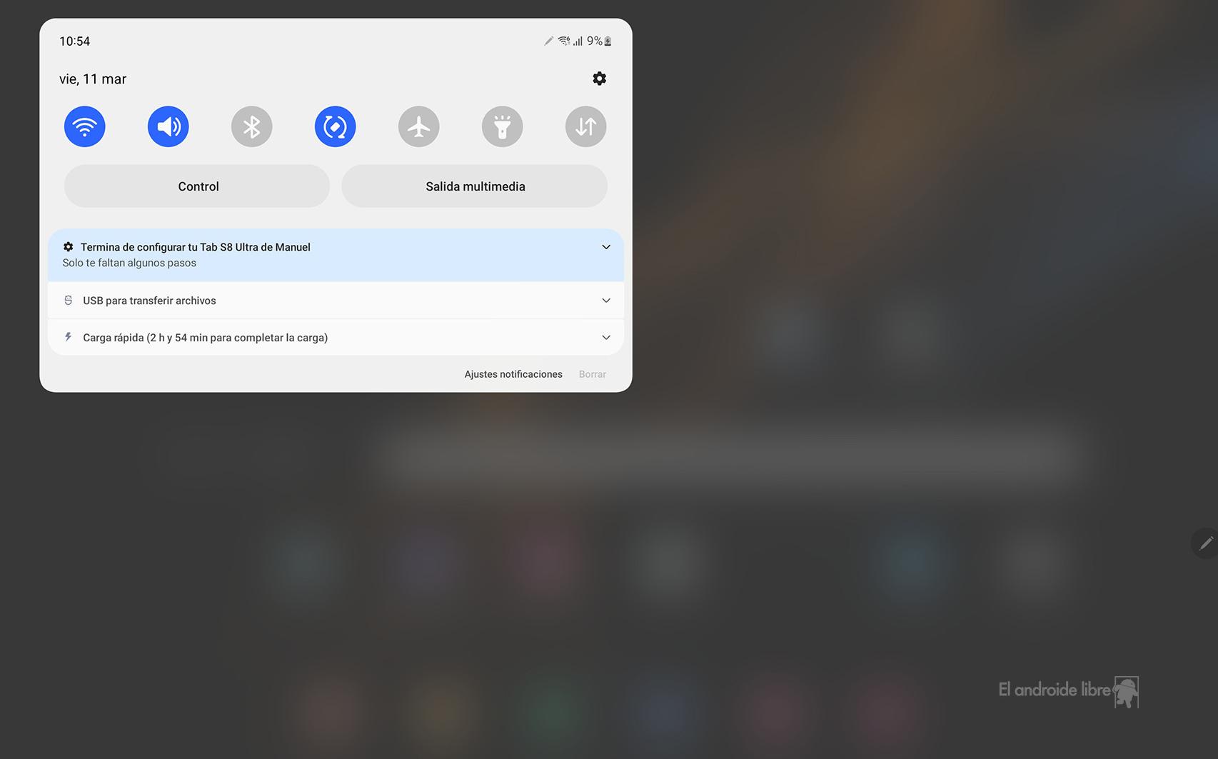 El panel de notificaciones aparece desde la izquierda, centro o derecha