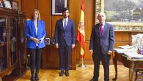 El eurodiputado de Ciudadanos Adrián Vázquez, junto a la coordinadora de Cs Castilla-La Mancha, Carmen Picazo, y el presidente del TSJCM, Vicente Rouco