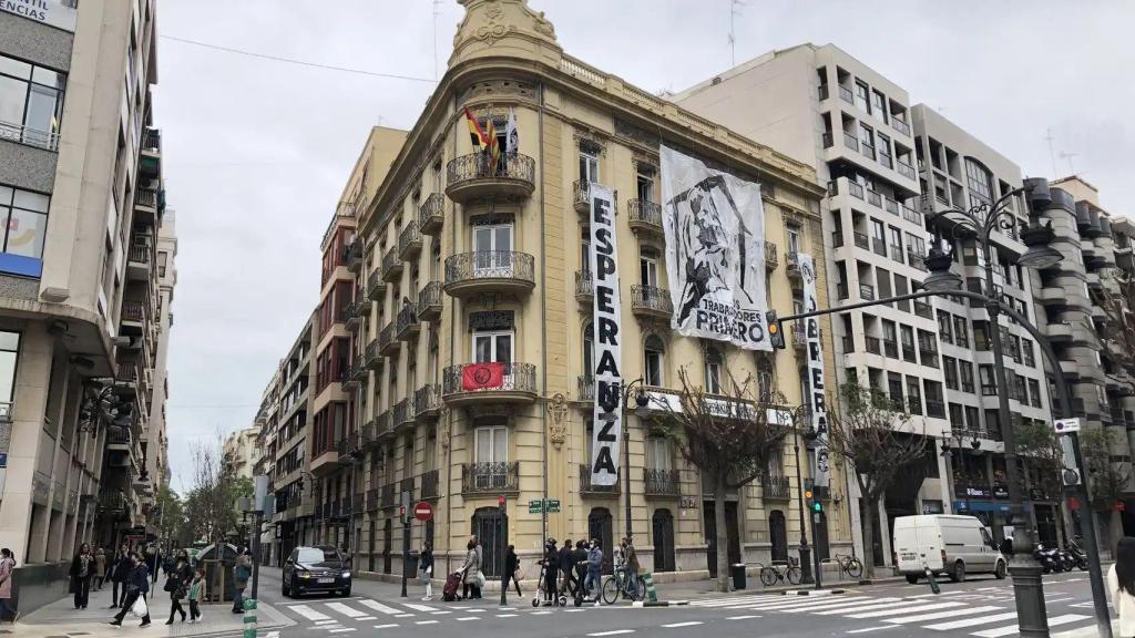 Edificio desalojado por la Policía Nacional en el centro de Valencia.