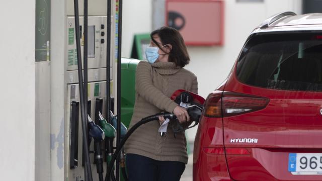 Una mujer reposta combustible.