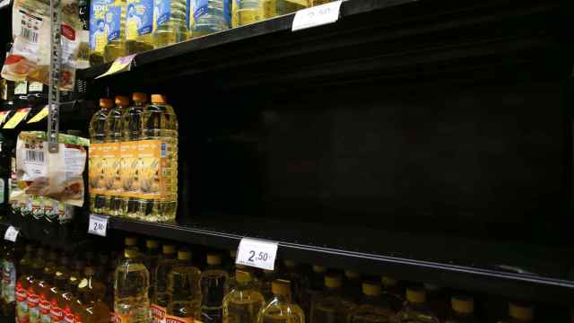 Estantes de aceite de girasol en un supermercado.