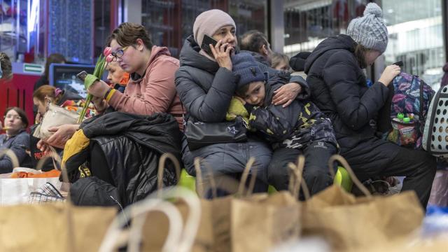 Refugiados ucranianos en la estación de Cracovia.