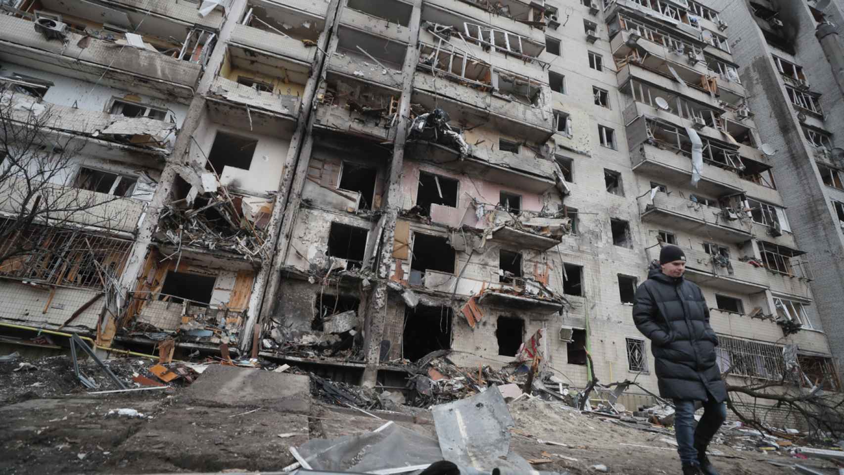 Un edificio residencial en Ucrania totalmente destruido tras los bombardeos rusos.