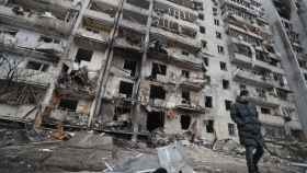 Un edificio residencial en Ucrania totalmente destruido tras los bombardeos rusos.