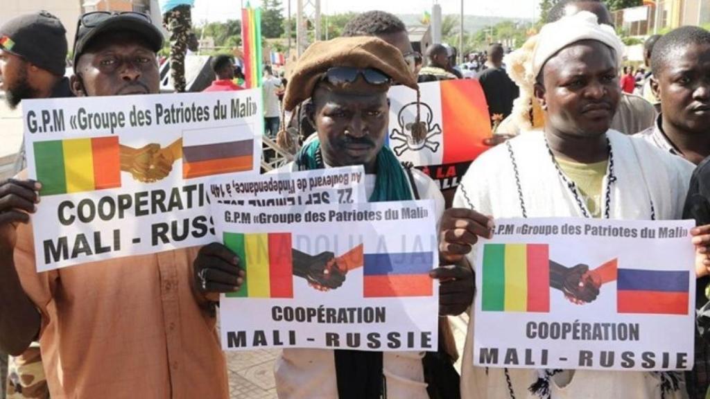 Marchas de protesta en Bamako (Mali) con banderas rusas, el pasado mes de septiembre.