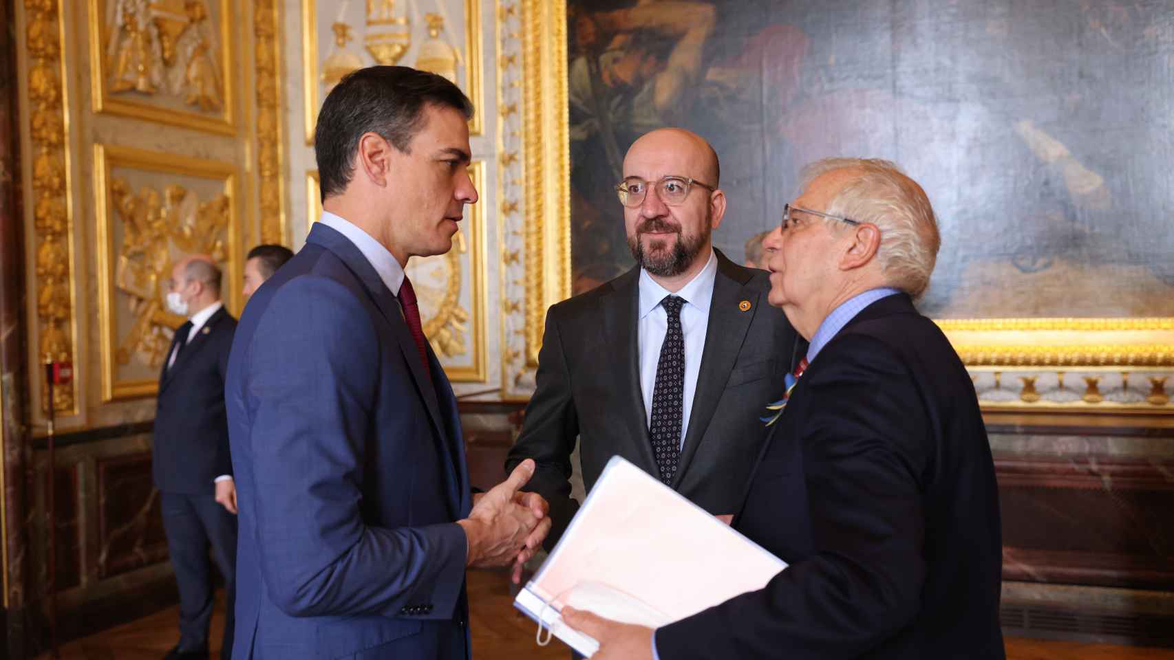 Pedro Sánchez, Josep Borrell y Charles Michel, durante la cumbre informal de este viernes en Versalles