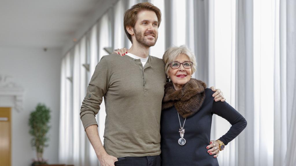 Manuel Martínez Velasco y su madre, Concha Velasco.