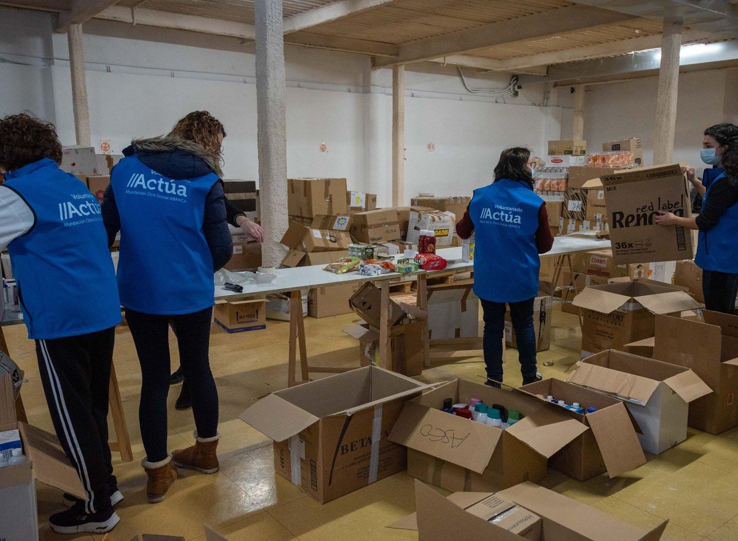 Voluntarios trabajando para enviar el material a Ucrania (Foto: Abanca)
