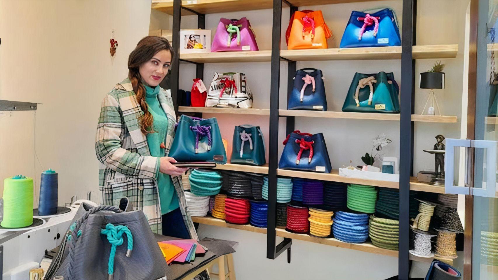 Patricia Peiteado en su tienda de bolsos.