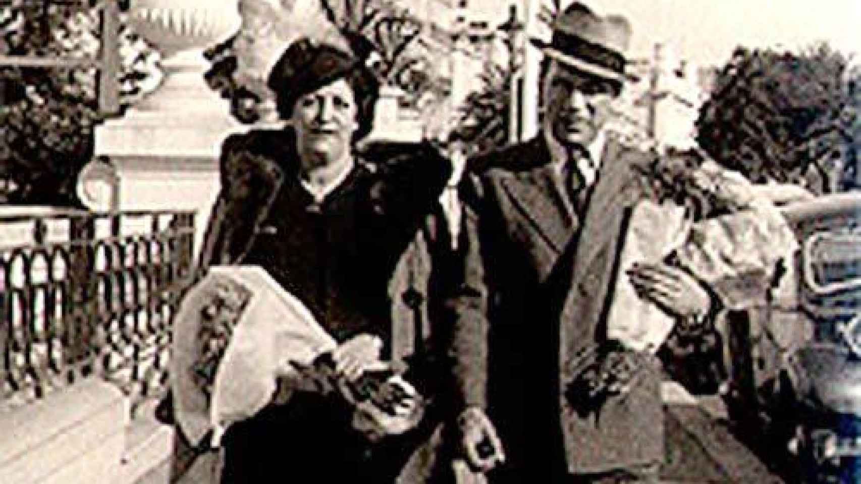 Anita Delgado paseando con Ginés Rodríguez en los años 50.