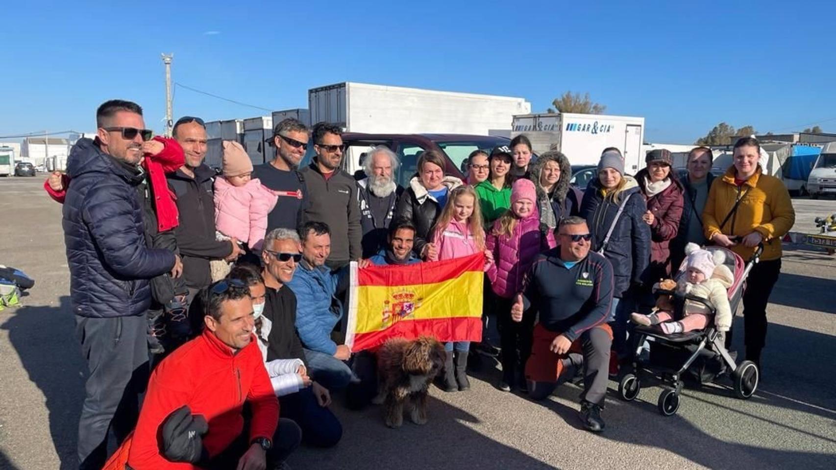 Bomberos del CPB y familias de ucranianos refugiados, en su llegada a Málaga.