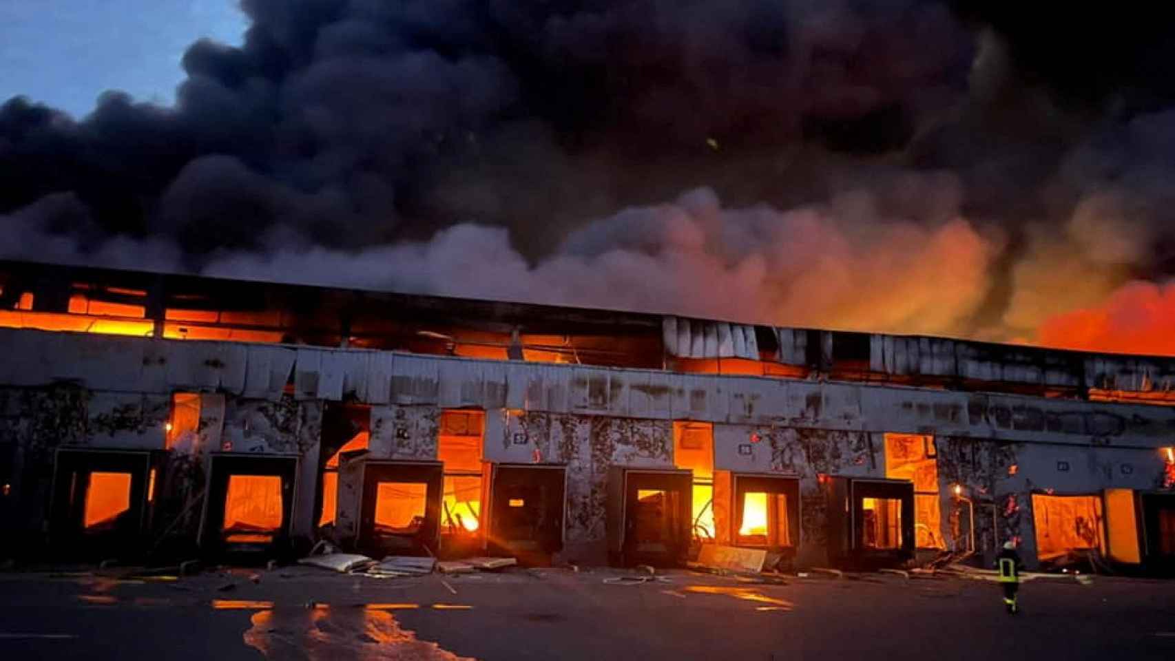 Un almacén de productos congelados arde después de un bombardeo en Kvitneve, en la región de Kiev, Ucrania.