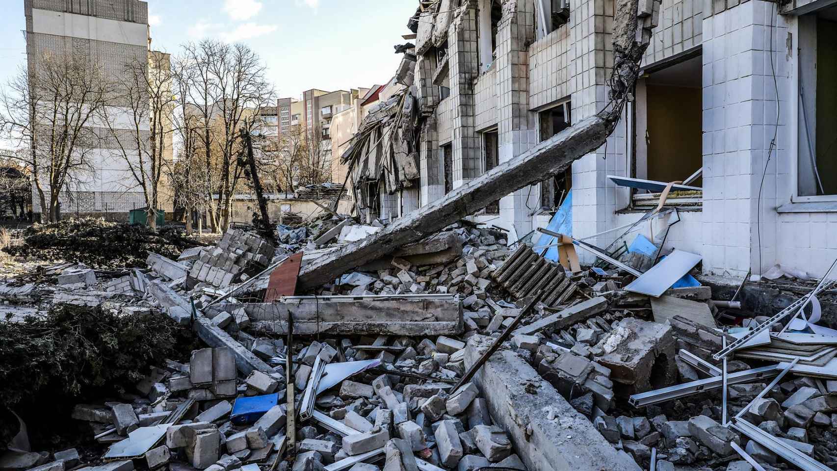 Edificios destruidos después de un bombardeo en Zhytomyr.