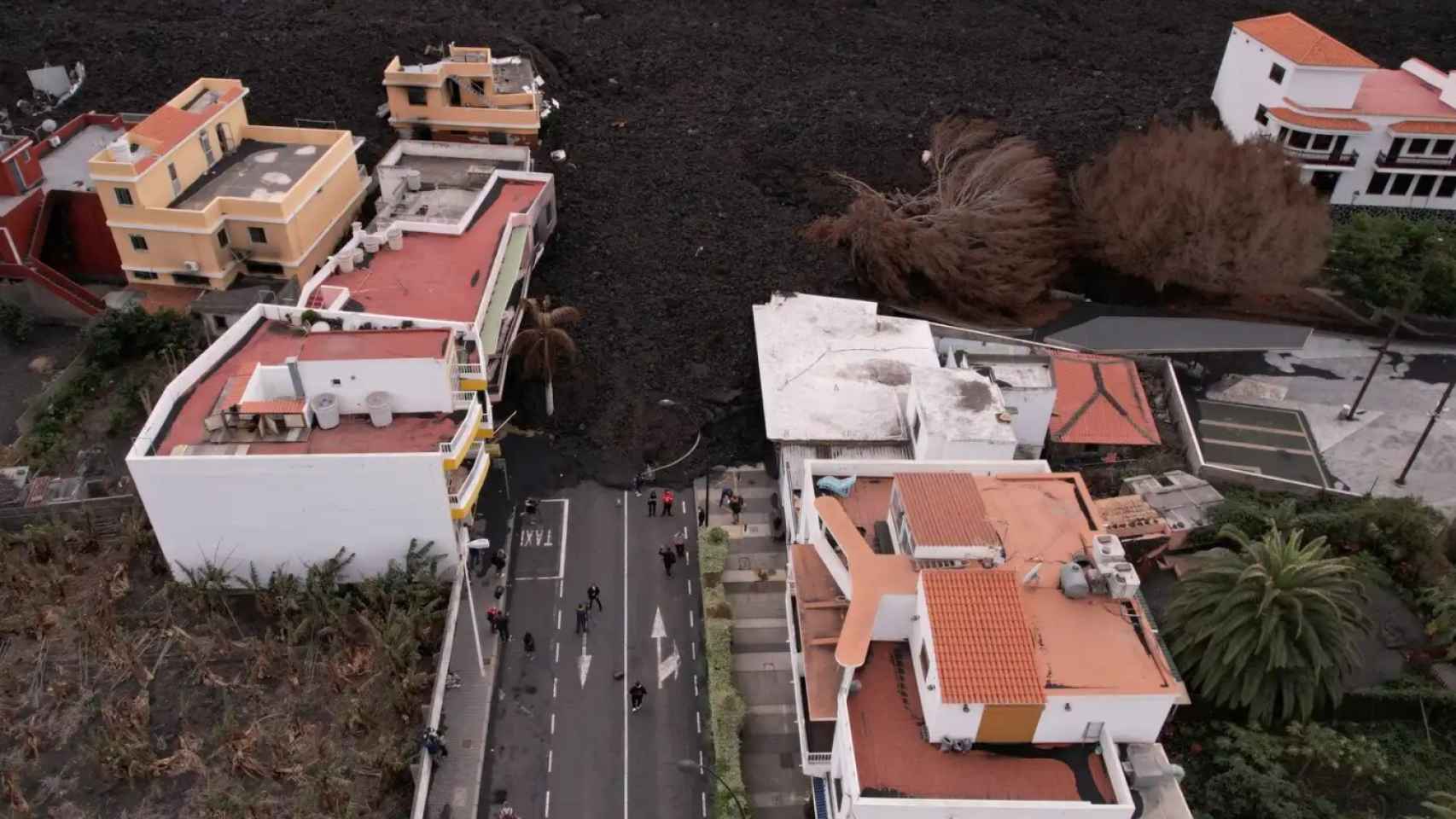La lava sobre uno de los barrios afectados de La Palma.