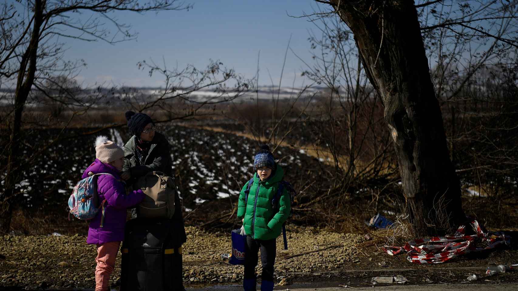 Personas que huyen de la invasión rusa de Ucrania llegan al cruce fronterizo de Siret.