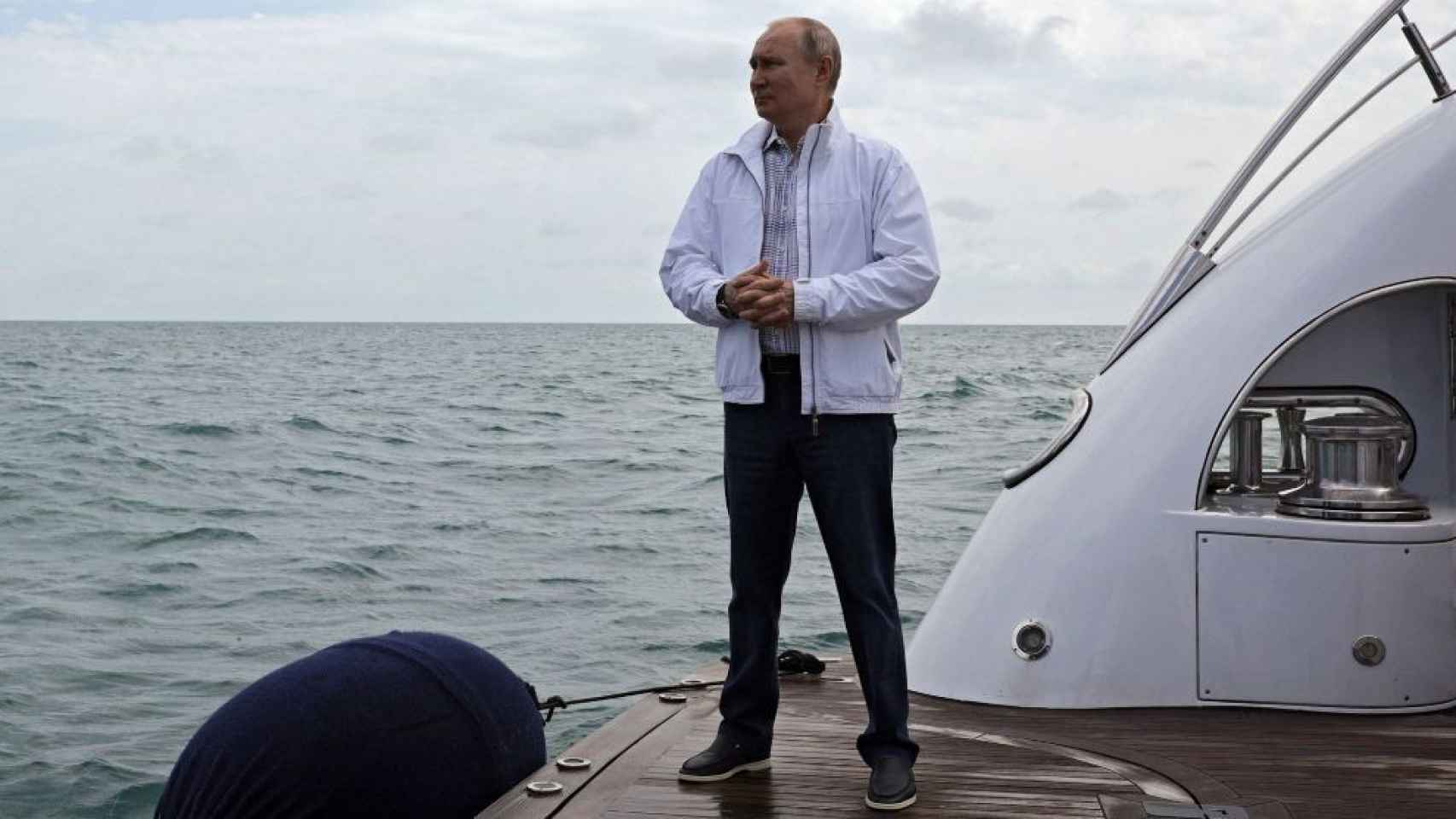 Putin espera la llegada de Lukashenko en la popa del 'Chayka', en una imagen de archivo.