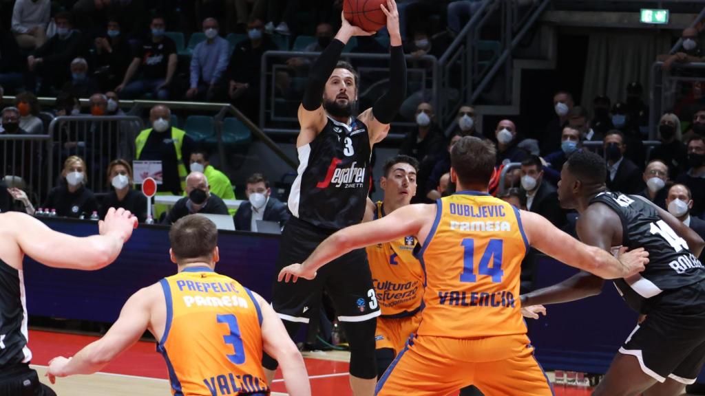 Marco Belinelli (Virtus Bologna) lanzando a canasta ante Valencia Basket