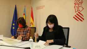 La vicepresidenta primera de la Diputación, Julia Parra, y la consellera Rosa Pérez Garijo en la firma del acuerdo.