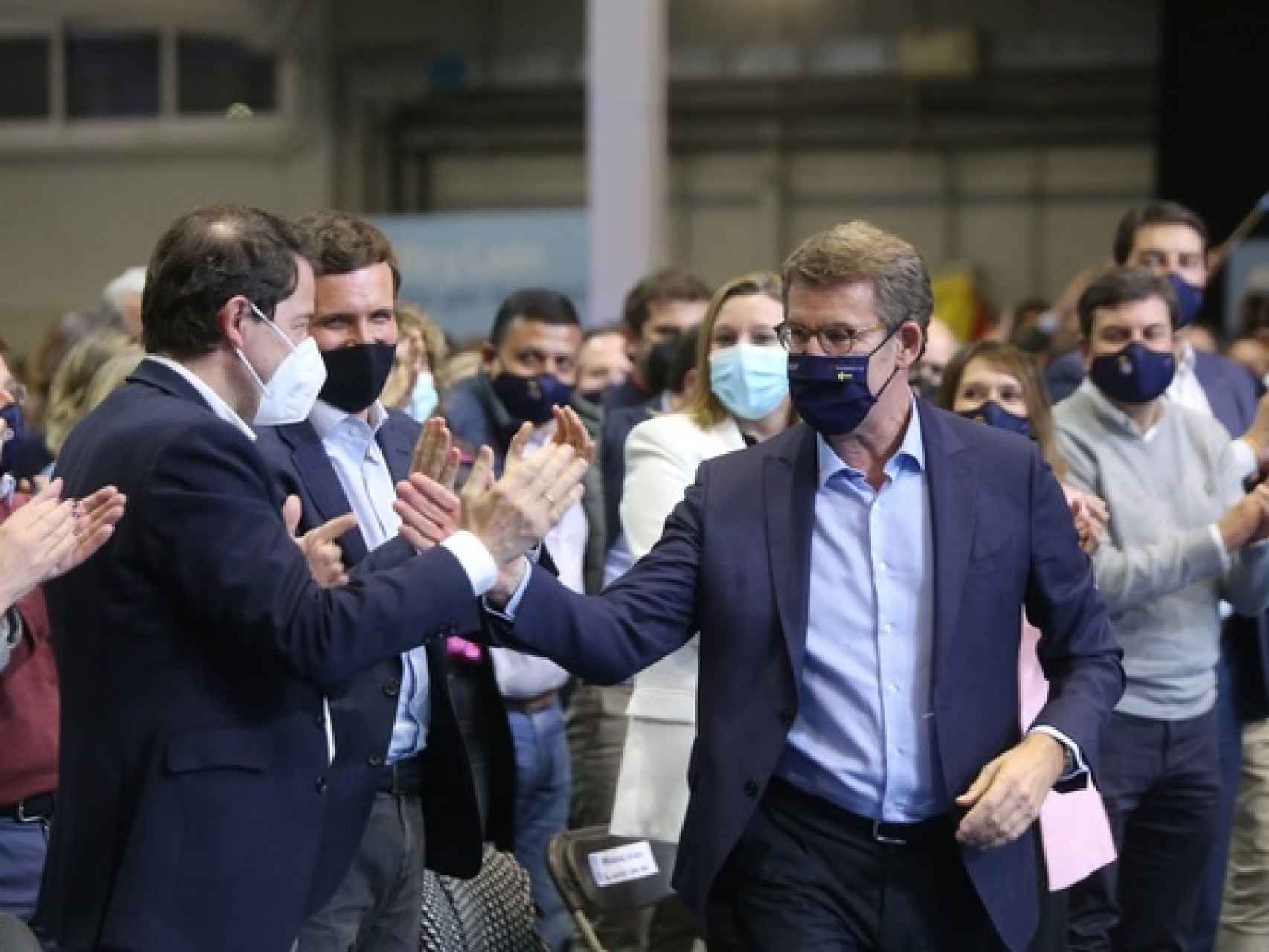 Alfonso Fernández Mañueco y Alberto Núñez Feijóo se saludan delante de Pablo Casado durante un acto de campaña de las elecciones del pasado 13 de febrero.