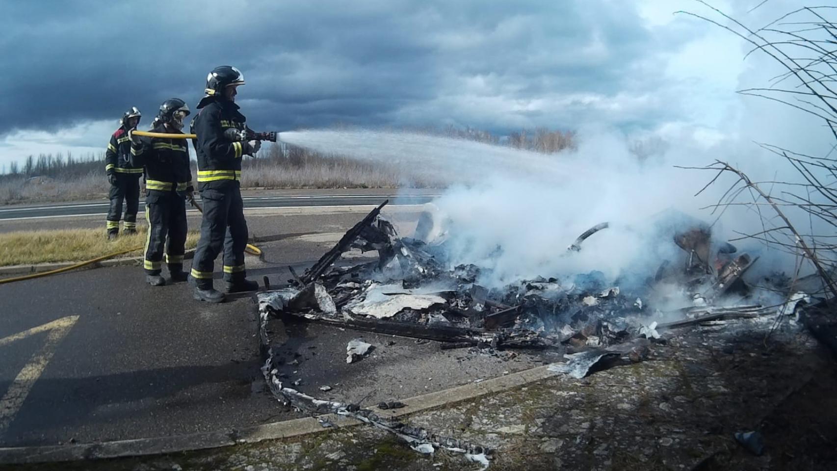 Un espectacular incendio calcina una caravana en la N-601 en la provincia de León