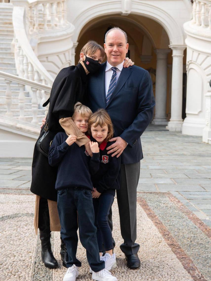 Charlène de Mónaco junto al príncipe Alberto y sus hijos tras llegar a Mónaco en noviembre de 2021.