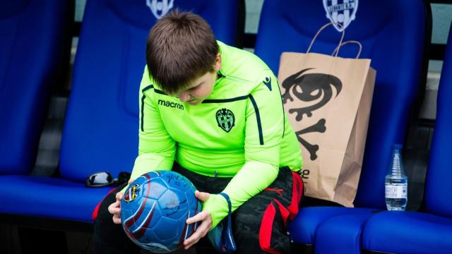 Artur Chupyra, emocionado tras conocer a los jugadores del Levante en el Ciutat de Valencia