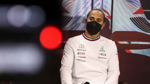 Lewis Hamilton en rueda de prensa en Bahréin