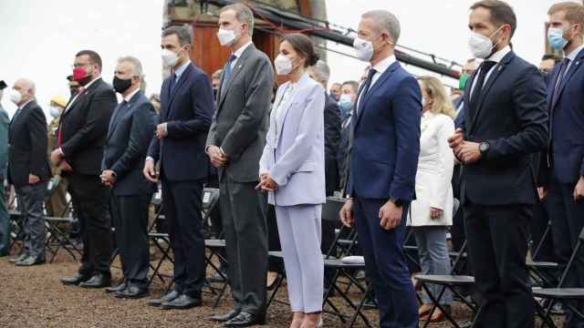 Felipe VI , la Reina Letizia,  el presidente Pedro Sánchez y el resto de autoridades presentes en el homenaje al pueblo de La Palma.