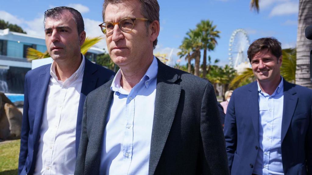 Alberto Núñez Feijóo, este sábado en Tenerife junto al presidente del PP de Canarias, Manuel Domínguez, y el líder del partido en la isla, Emilio Navarro.