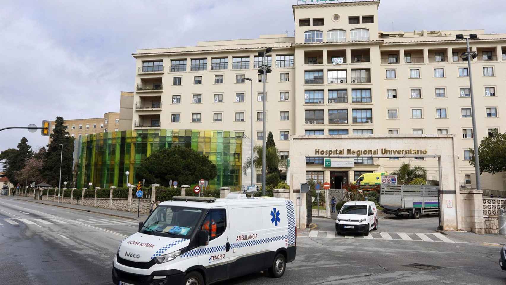 Una ambulancia abandona el Hospital Regional de Málaga.