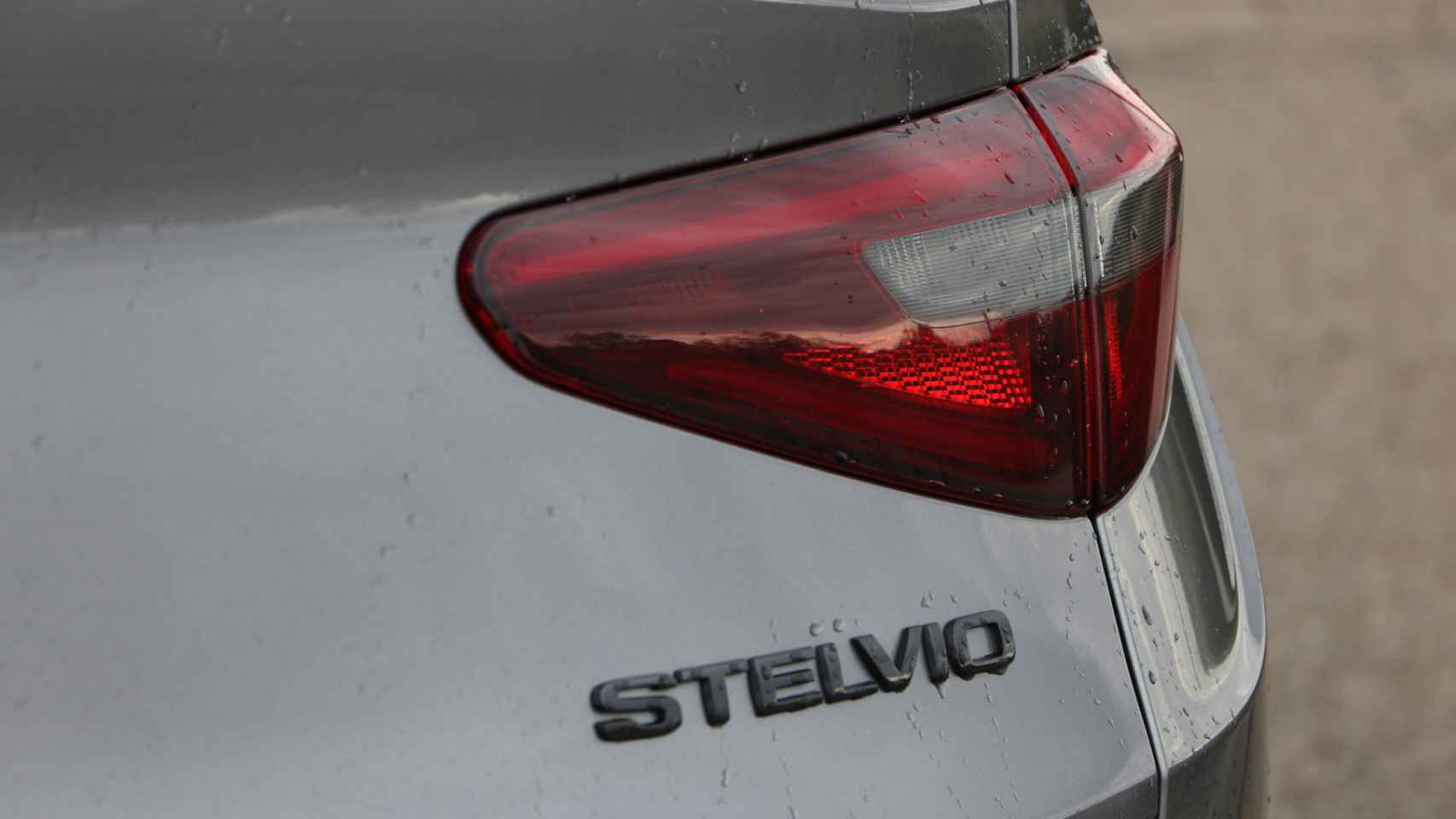 El Alfa Romeo Stelvio fue lanzado en 2016 y ha sido renovado en 2020 y mejorado en 2022.