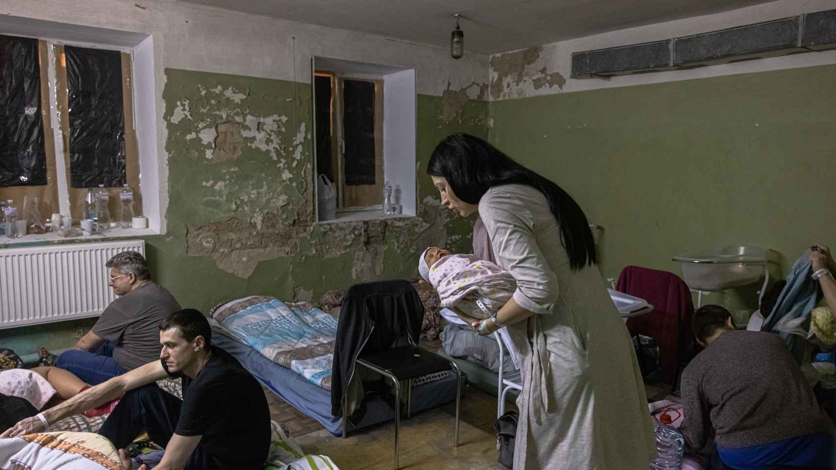 Una madre con su hijo en brazos en el sótano del hospital que ahora funciona como refugio antiaéreo.