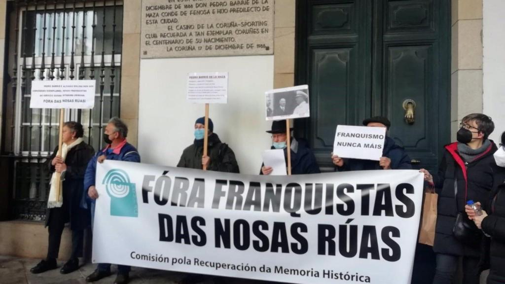 La Comisión pola Recuperación da Memoria Histórica de A Coruña celebra el VI ‘Roteiro da Vergoña’ para denunciar los homenajes a colaboradores franquistas en la ciudad.