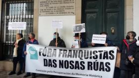 La Comisión pola Recuperación da Memoria Histórica de A Coruña celebra el VI ‘Roteiro da Vergoña’ para denunciar los homenajes a colaboradores franquistas en la ciudad.