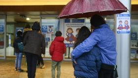 Varios niños acompañados de sus padres, a su llegada al recinto ferial Expourense para ser vacunados, el día en el que han reanudado el proceso de vacunación infantil, a 4 de enero de 2022, en Ourense.