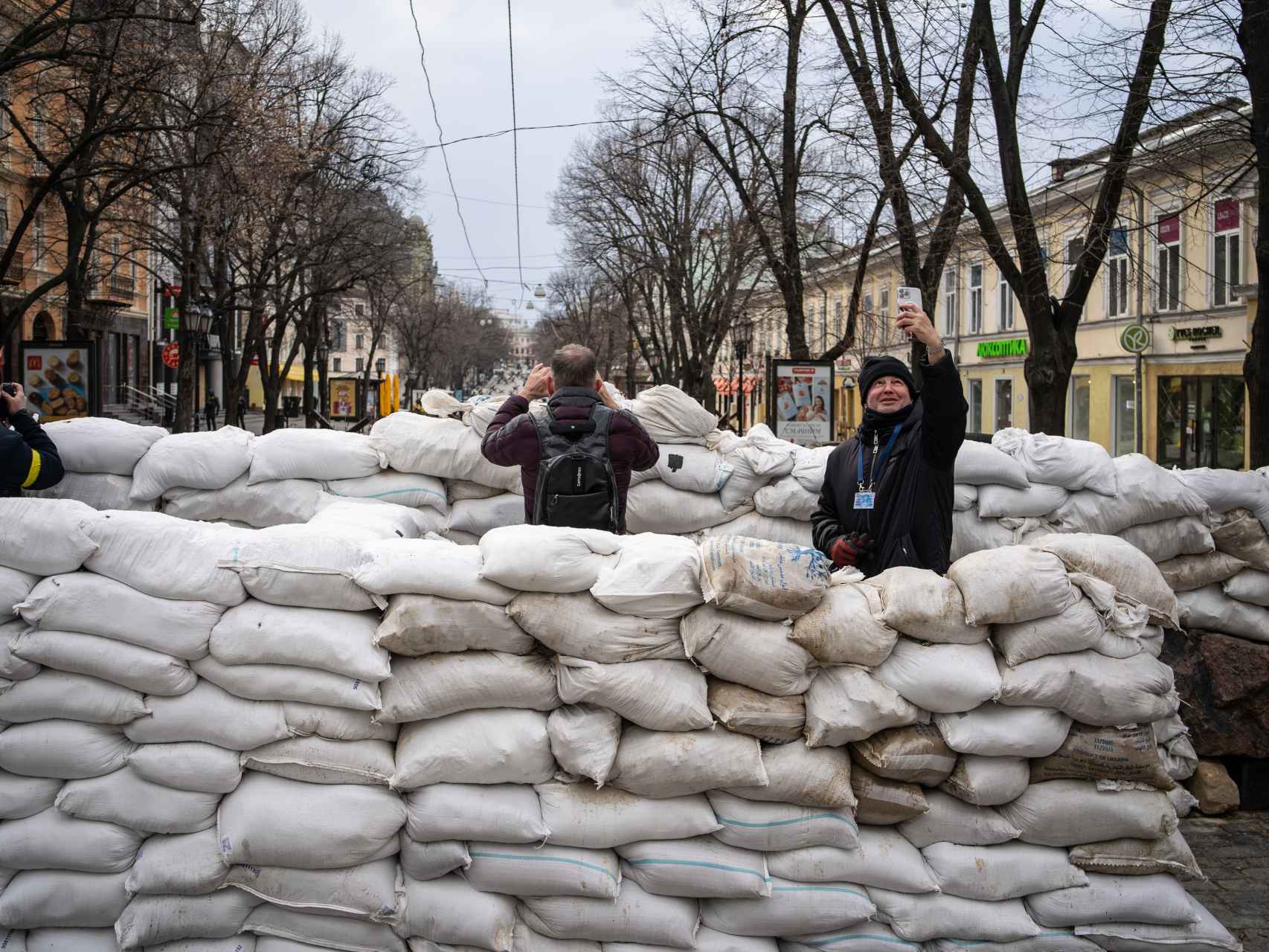 Un periodista inmortaliza el momento de su visita a las barricadas de la defensa de Odesa.
