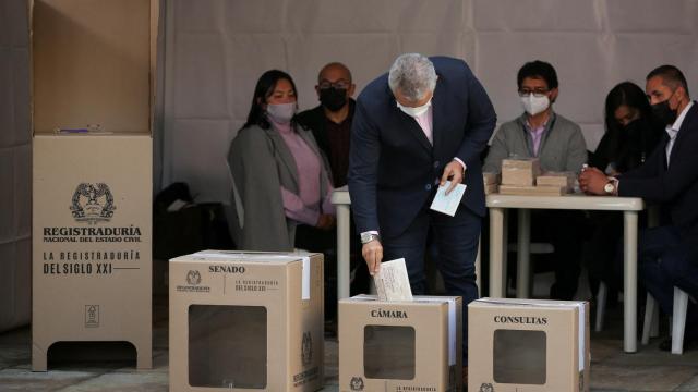 El presidente colombiano, Iván Duque, emite su voto este domingo.